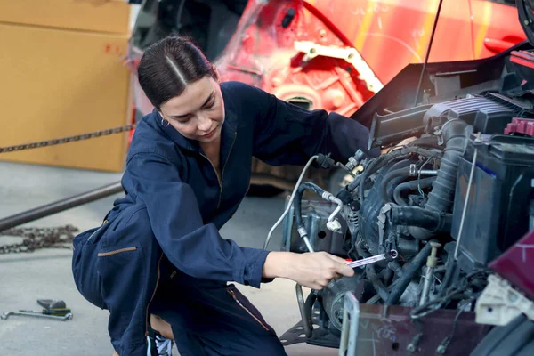 Mooie Vrouwelijke Auto Monteur Uniform Werken Met Motor Voertuig Garage — Stockfoto