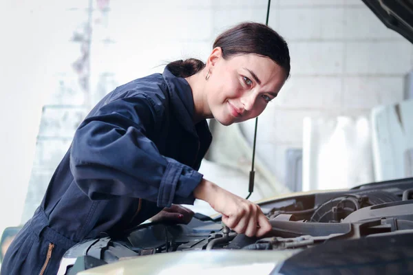 Gyönyörű Női Autószerelő Egyenruhában Dolgozik Motor Jármű Garázsban Autószerviz Technikus — Stock Fotó
