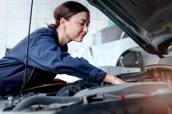 Beautiful Female Auto Mechanic Uniform Working Engine Vehicle Garage Car — Stock Photo, Image