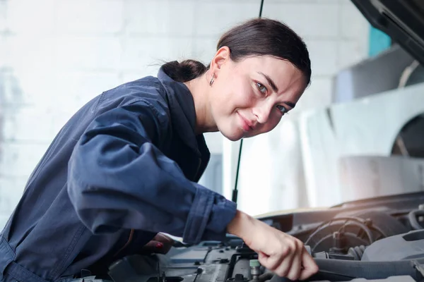 Garajda Motorlu Araçla Çalışan Güzel Kadın Otomobil Tamircisi Otomobil Tamirhanesinde — Stok fotoğraf
