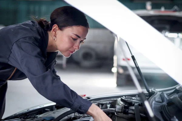 Beautiful Female Auto Mechanic Uniform Working Engine Vehicle Garage Car — Stock Photo, Image