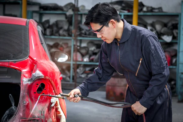 Pohledný Asijský Mechanik Muž Uniformě Svařování Auto Karoserie Panelové Vozidlo — Stock fotografie