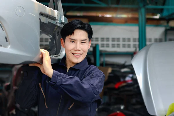 Asijský Pohledný Mechanik Muž Uniformě Pracuje Autodíly Motorové Vozidlo Auto — Stock fotografie