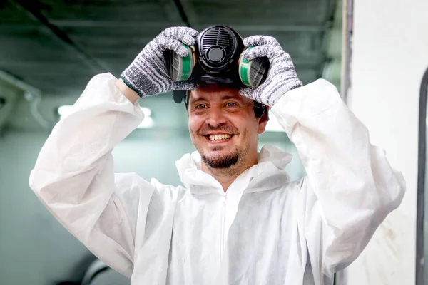 Beyaz Kostümlü Tamirci Boya Aletleriyle Çalışmadan Önce Kimyasal Koruyucu Maske — Stok fotoğraf