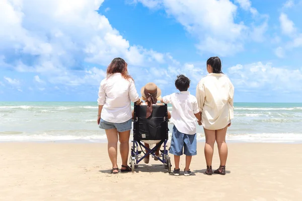 Feliz Anciana Discapacitada Silla Ruedas Pasando Tiempo Junto Con Familia — Foto de Stock