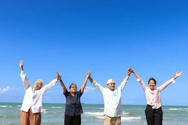 Groep Van Vier Vrolijke Bejaarde Oude Vrienden Reizen Samen Naar — Stockfoto