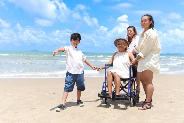 Feliz Anciana Discapacitada Silla Ruedas Pasando Tiempo Junto Familia Playa — Foto de Stock