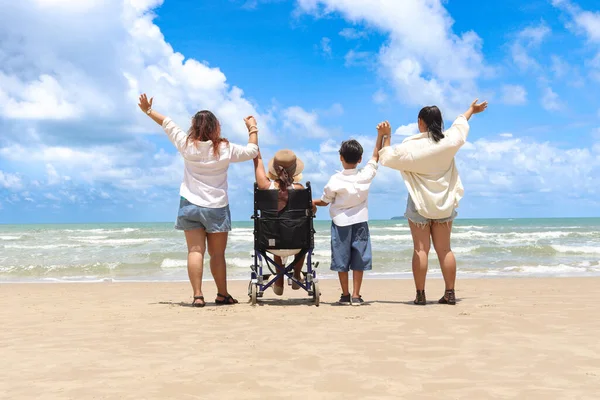 Feliz Anciana Discapacitada Silla Ruedas Pasando Tiempo Junto Con Familia — Foto de Stock