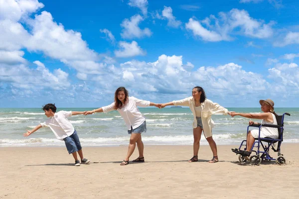 Feliz Anciana Discapacitada Silla Ruedas Pasar Tiempo Junto Con Familia — Foto de Stock