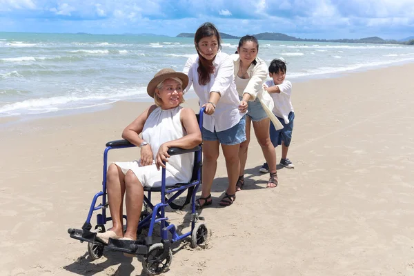 Heureuse Femme Âgée Handicapée Fauteuil Roulant Passer Temps Avec Famille — Photo