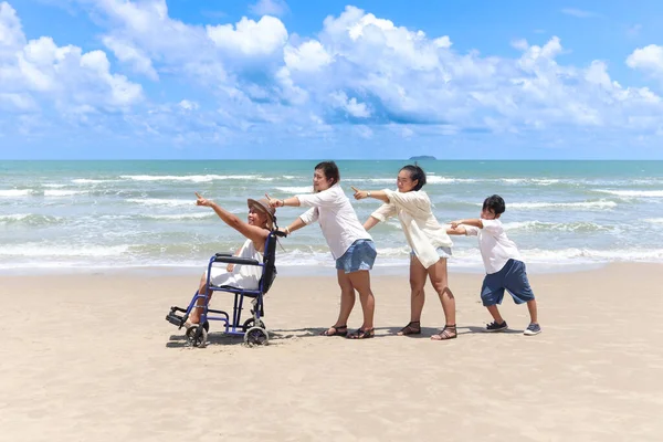 Glad Handikappad Äldre Kvinna Rullstol Tillbringar Tid Tillsammans Med Familjen — Stockfoto