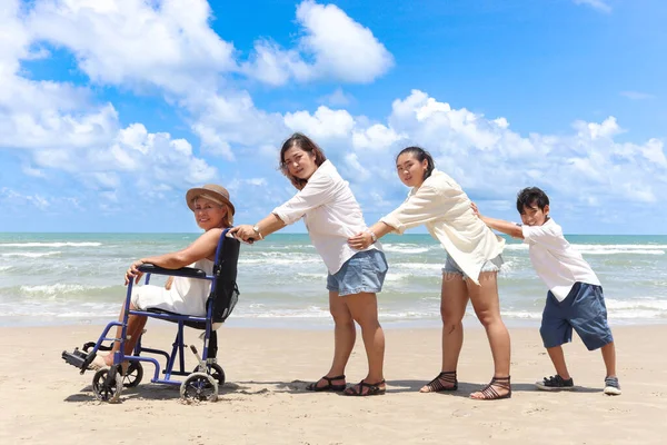 Счастливая Пожилая Женщина Инвалид Инвалидной Коляске Проводит Время Семьей Пляже — стоковое фото