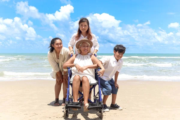Счастливая Пожилая Женщина Инвалид Инвалидной Коляске Проводит Время Вместе Своей — стоковое фото