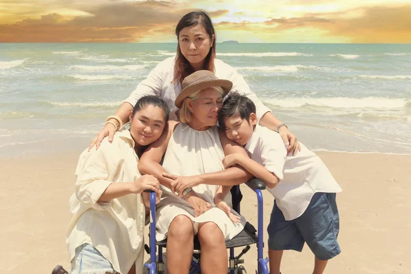 Glückliche Behinderte Seniorin Rollstuhl Die Sich Mit Ihrer Familie Tropischen — Stockfoto
