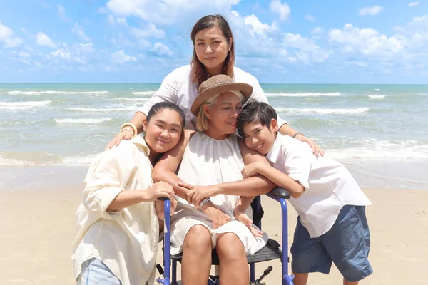 Feliz Anciana Discapacitada Silla Ruedas Abrazándose Con Familia Playa Tropical — Foto de Stock
