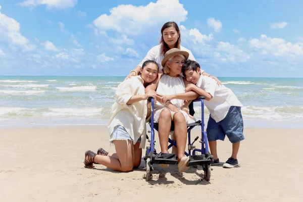 Feliz Anciana Discapacitada Silla Ruedas Abrazándose Con Familia Playa Tropical — Foto de Stock