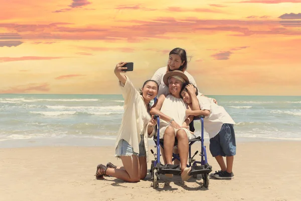 Счастливая Пожилая Женщина Инвалид Инвалидной Коляске Проводит Время Семьей Летних — стоковое фото