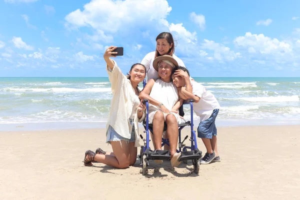 Счастливая Пожилая Женщина Инвалид Инвалидной Коляске Проводит Время Семьей Летних — стоковое фото
