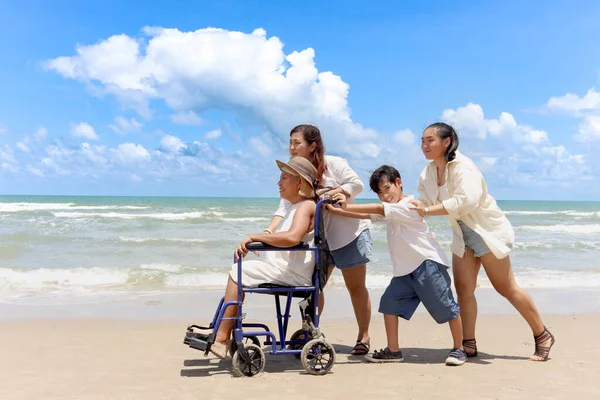 Feliz Anciana Discapacitada Silla Ruedas Pasando Tiempo Junto Familia Playa — Foto de Stock