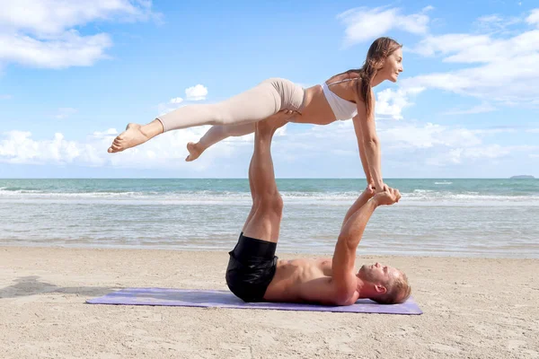 Buddy Athlet Macht Yoga Und Stretching Körper Sommerstrand Paar Praktiziert — Stockfoto