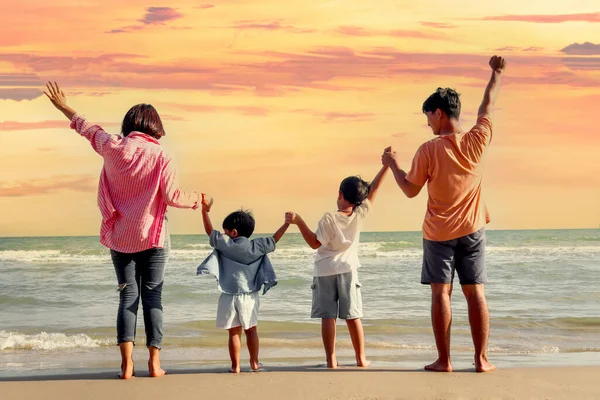 Lycklig Familj Tillbringa Tid Tillsammans Sommarsemester Semester Glada Föräldrar Och — Stockfoto