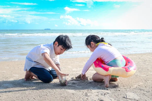 Двоє Милих Дітей Хлопчик Дівчинка Розважаються Разом Піщаному Літньому Пляжі — стокове фото