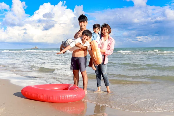 Familia Feliz Padres Hijos Pasando Tiempo Juntos Playa Arena Tropical — Foto de Stock