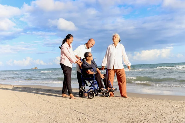 Gruppo Quattro Anziani Allegri Anziani Hanno Viaggio All Aperto Insieme — Foto Stock