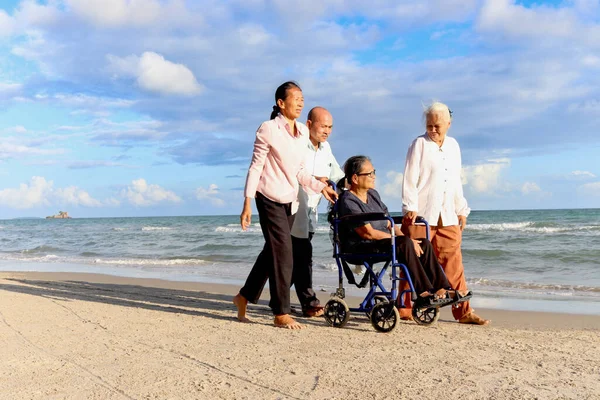 Группа Четырех Веселых Пожилых Людей Пожилого Возраста Имеют Поездку Открытом — стоковое фото