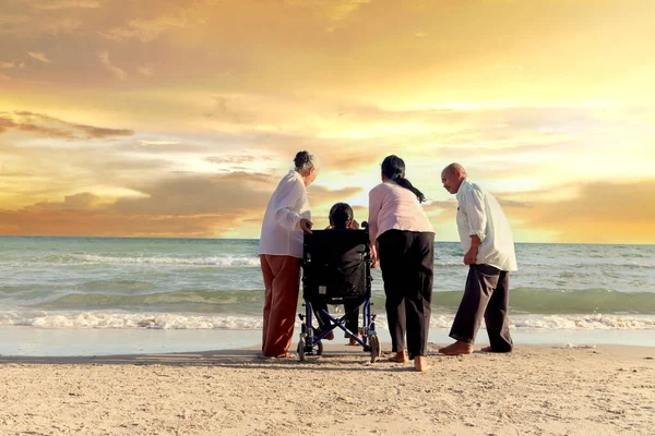 Groep Van Vier Vrolijke Ouderen Oude Senior Hebben Reis Buiten — Stockfoto