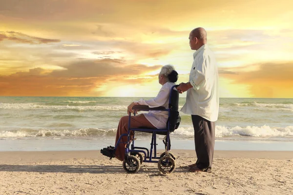 Oudere Senioren Hebben Een Reis Buiten Gelukkig Gehandicapte Senioren Een — Stockfoto