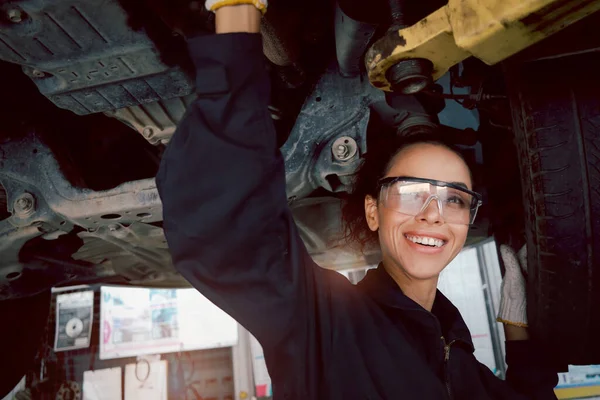 Mooie Vrouwelijke Auto Monteur Controleren Wiel Banden Garage Auto Service — Stockfoto
