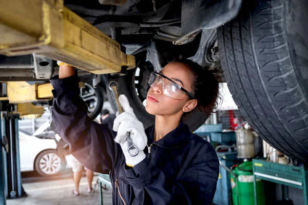 Bonito Feminino Auto Mecânico Verificando Pneus Roda Garagem Carro Técnico — Fotografia de Stock