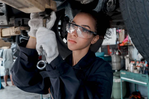 Mooie Vrouwelijke Auto Monteur Controleren Wiel Banden Garage Auto Service — Stockfoto