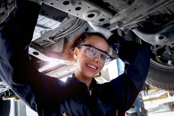 Beautiful Female Auto Mechanic Checking Wheel Tires Garage Car Service — Stock Photo, Image