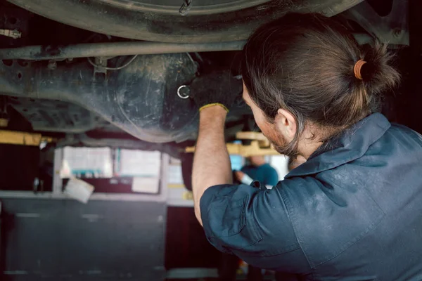Auto Mechanic Handsome Worker Man Checking Wheel Tires Garage Car — Stock Photo, Image