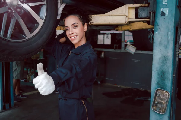 Beautiful Female Auto Mechanic Giving Thumb Checking Wheel Tires Garage — Stock Photo, Image