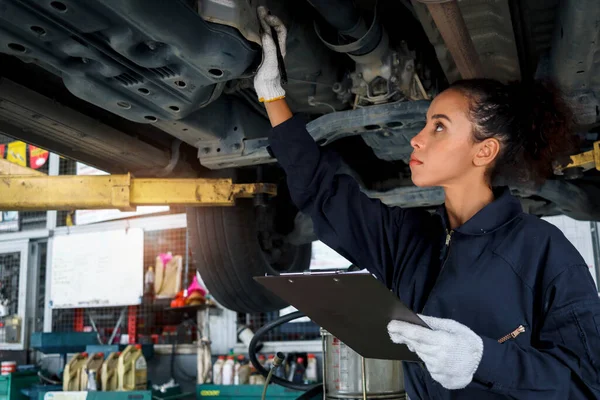 Gyönyörű Női Autószerelő Ellenőrző Kerék Gumiabroncsok Garázsban Autószerviz Technikus Javítása — Stock Fotó