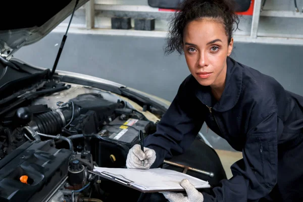 Belo Mecânico Automóveis Feminino Trabalhando Garagem Técnico Serviço Carro Mulher — Fotografia de Stock