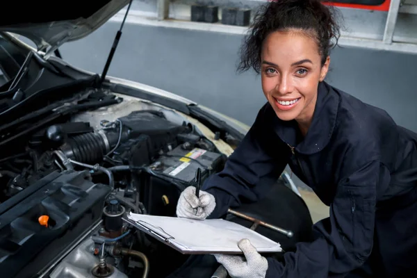 Beautiful Female Auto Mechanic Working Garage Car Service Technician Woman — Stock Photo, Image