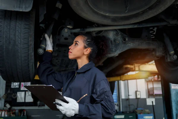 Güzel Kadın Otomobil Tamircisi Garajda Tekerlekleri Kontrol Ediyor Araba Servisi — Stok fotoğraf