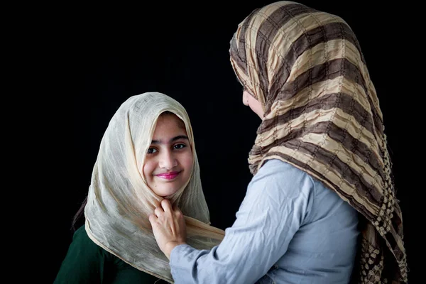 Мусульманская Мать Одевает Свою Дочь Девочка Традиционным Шарфом Хиджаба Очаровательный — стоковое фото