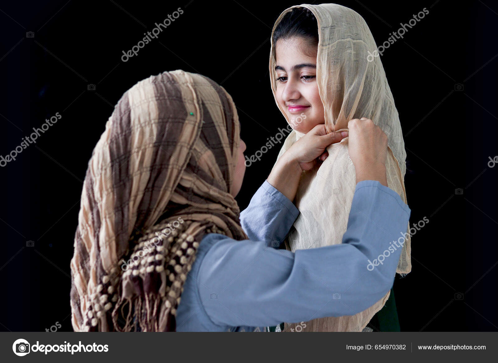 Μουσουλμάνα Μητέρα Ντύνει Κορίτσι Της Κόρης Της Παραδοσιακό Μαντήλι Χιτζάμπ  — Φωτογραφία Αρχείου © pratoomrat #654970382
