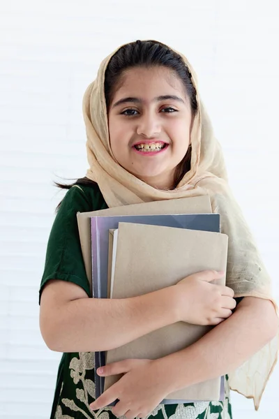 Портрет Щасливої Пакистанської Студентки Мусульманки Красивими Очима Носить Традиційний Костюм — стокове фото