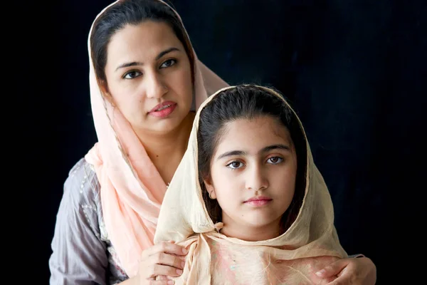 Retrato Adorable Niña Musulmana Paquistaní Sonriente Con Hermosos Ojos Madre — Foto de Stock