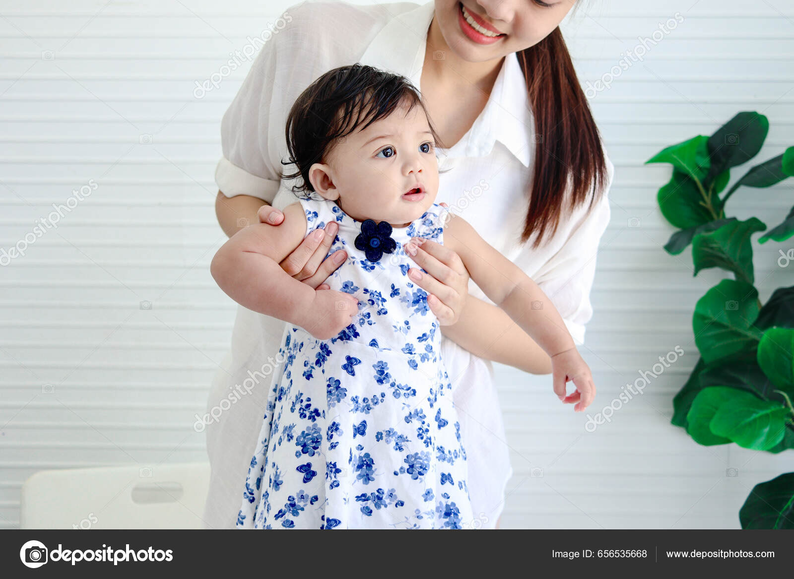 Happy Toddle Baby Kid Learns Walk Mother Help Home Little — Stock
