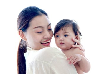 Mutlu gülümseyen bebek anne omuzlarında beyaz arka planda, anne kucağında ve kucağında küçük tatlı kız çocuğu, ebeveyni kucaklayan kız çocuğu, ailede sevgi, çocukluk bakımı ve annelik