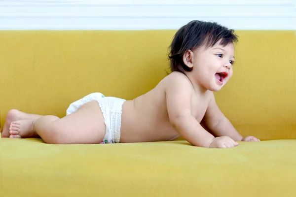 Retrato Feliz Sorrindo Enigma Bebê Criança Deitada Sofá Amarelo Sala — Fotografia de Stock