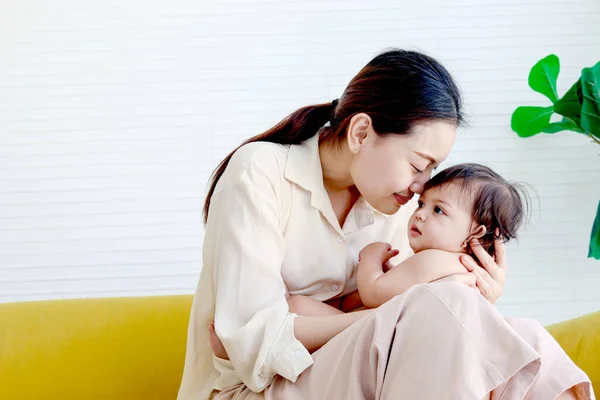 Feliz Sorrindo Bebê Enigma Sentado Colo Mãe Sofá Amarelo Sala — Fotografia de Stock