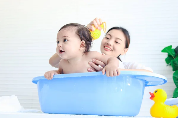 Glückliches Kleinkind Hat Spaß Beim Schaumbad Badezimmer Mutter Badet Kind — Stockfoto